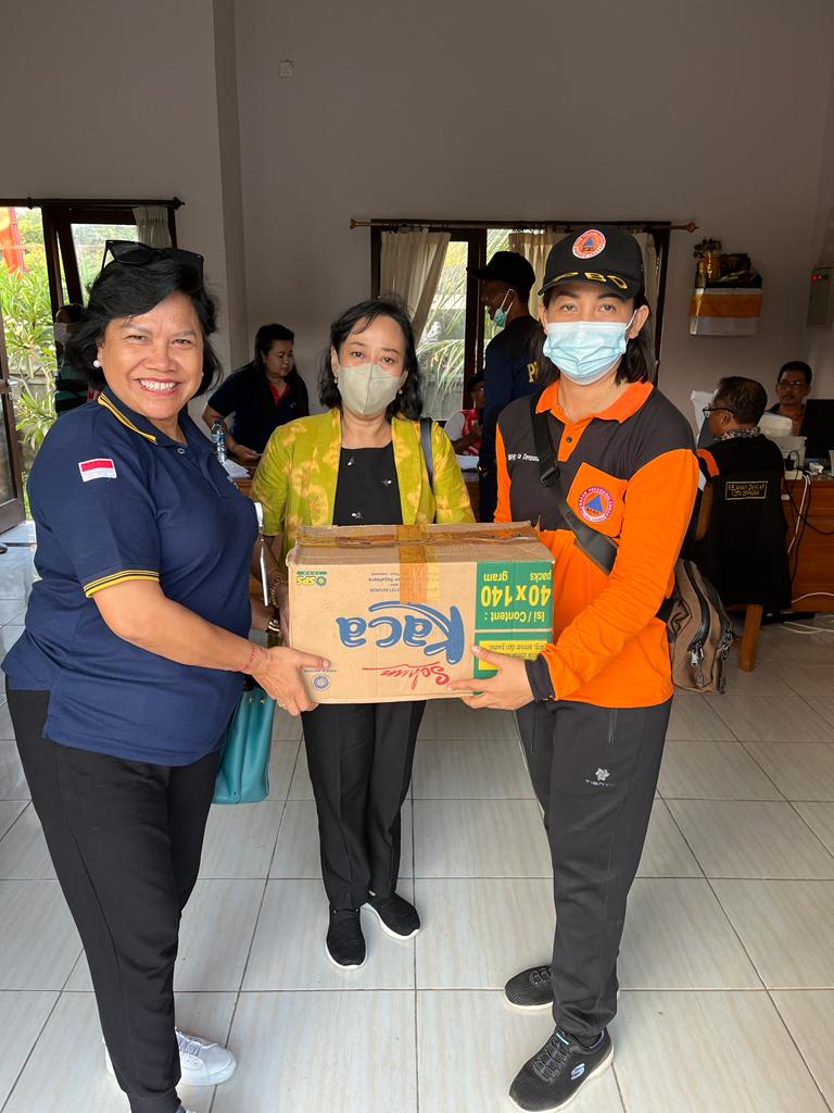 Penyerahan bantuan ke Posko TPA Suwung dari MKKS SMP Kota Denpasar