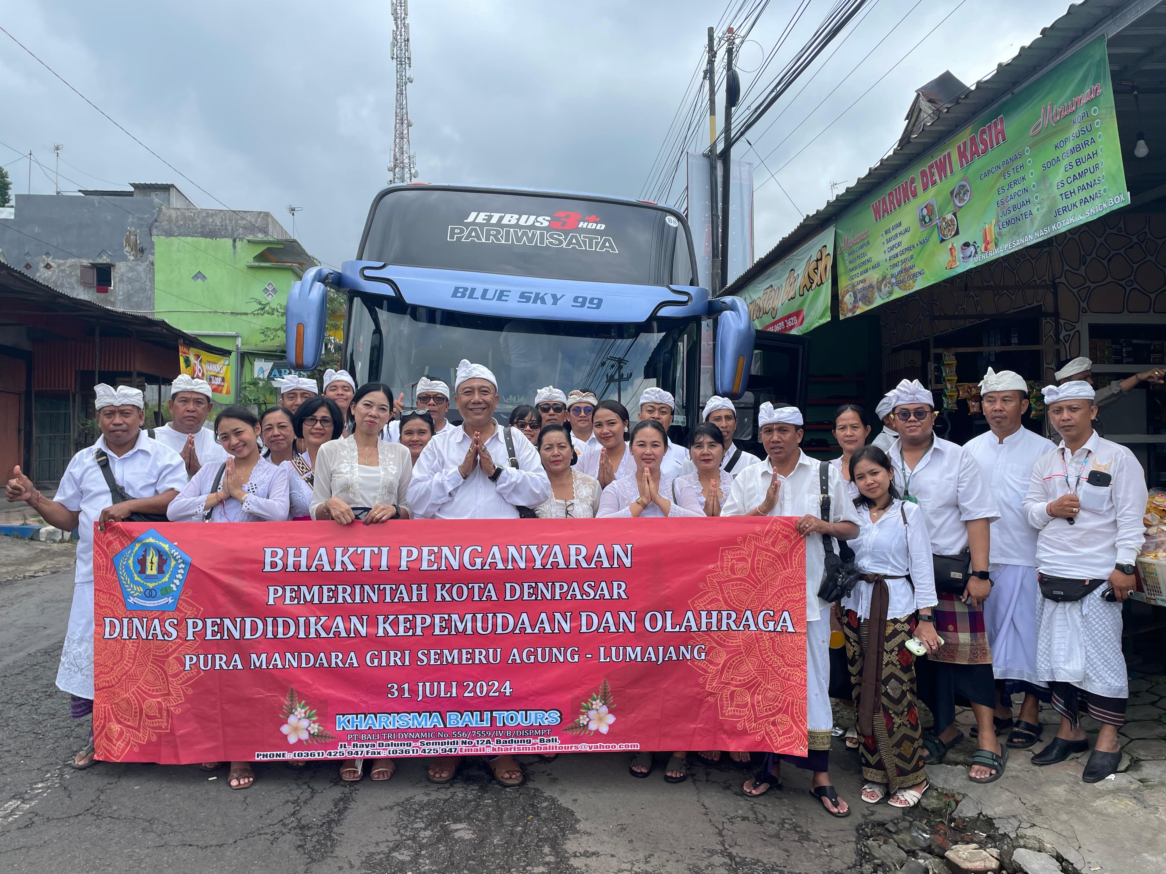 Rombongan Disdikpora Kota Denpasar melaksanakan Bhakti Penganyar di Pura Mandara Giri Semeru Agung L