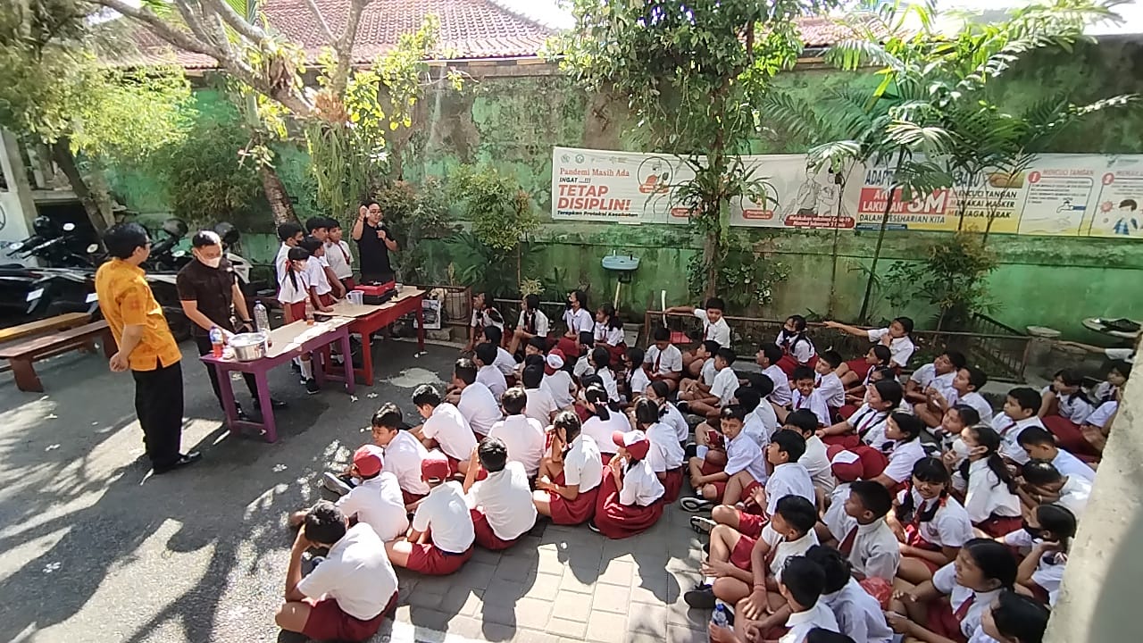 Komunitas ‘Laksana Becik’ Beri Edukasi Siswa SD Negeri 18 Dangin Puri