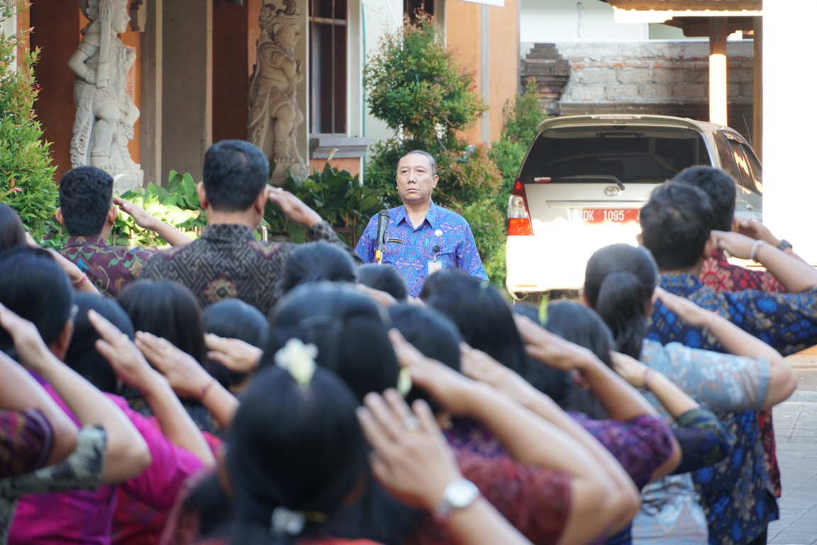 Apel Disiplin Pegawai di Lingkungan Disdikpora Kota Denpasar, Bersamaan dengan Hari Batik Nasional