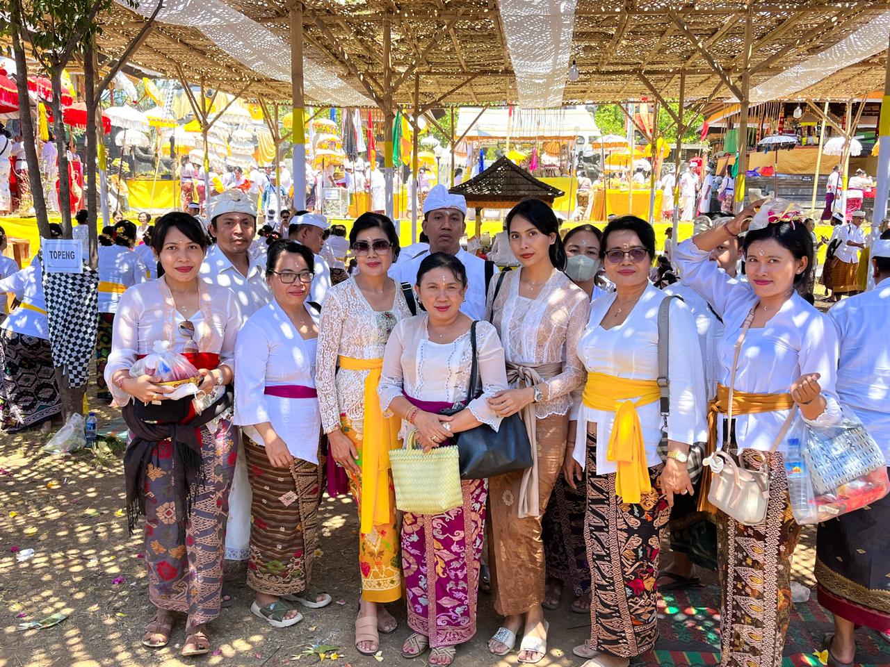 Bhakti Penganyar ke Pura Penataran Agung Rinjani Lombok