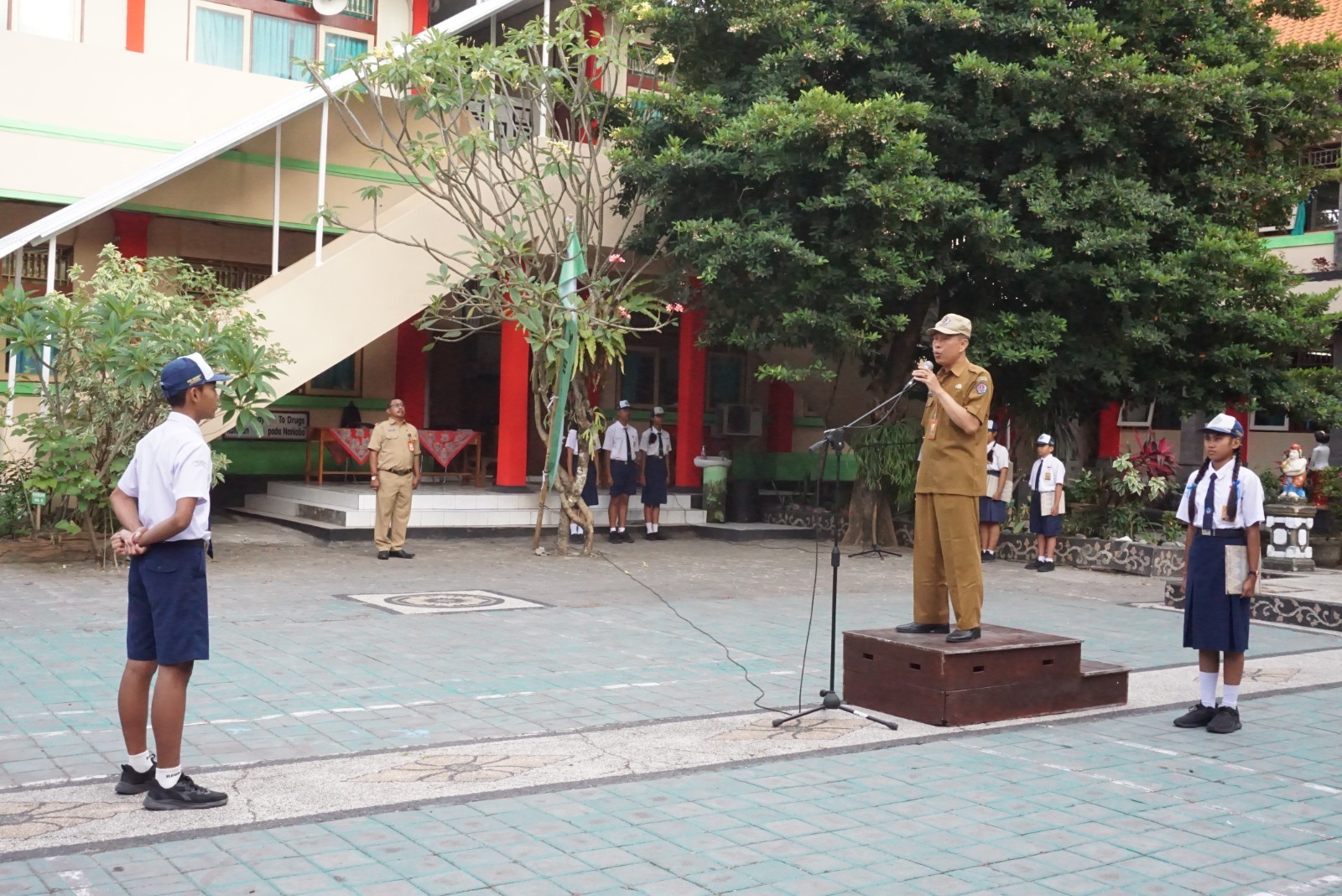 Pimpin Upacara Bendera di SMPN 7 Denpasar, Kabid Pembinaan SMP Tekankan Kedisiplinan dan Tanggungjawab