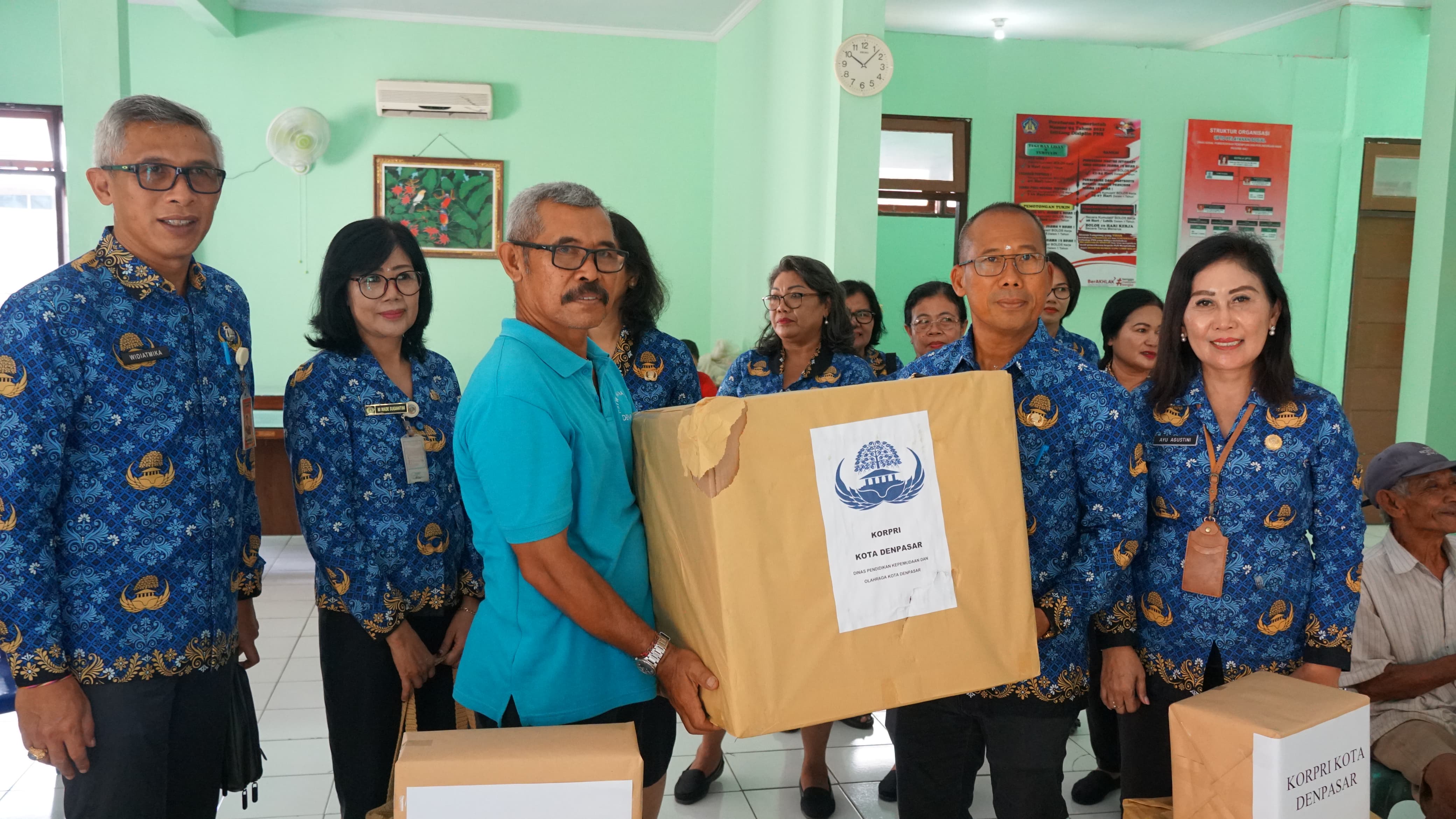 Sambut HUT Ke-52 KORPRI, Disdikpora Kota Denpasar Gelar Bakti Sosial ke Panti Sosial Tresna Weda Wana Seraya