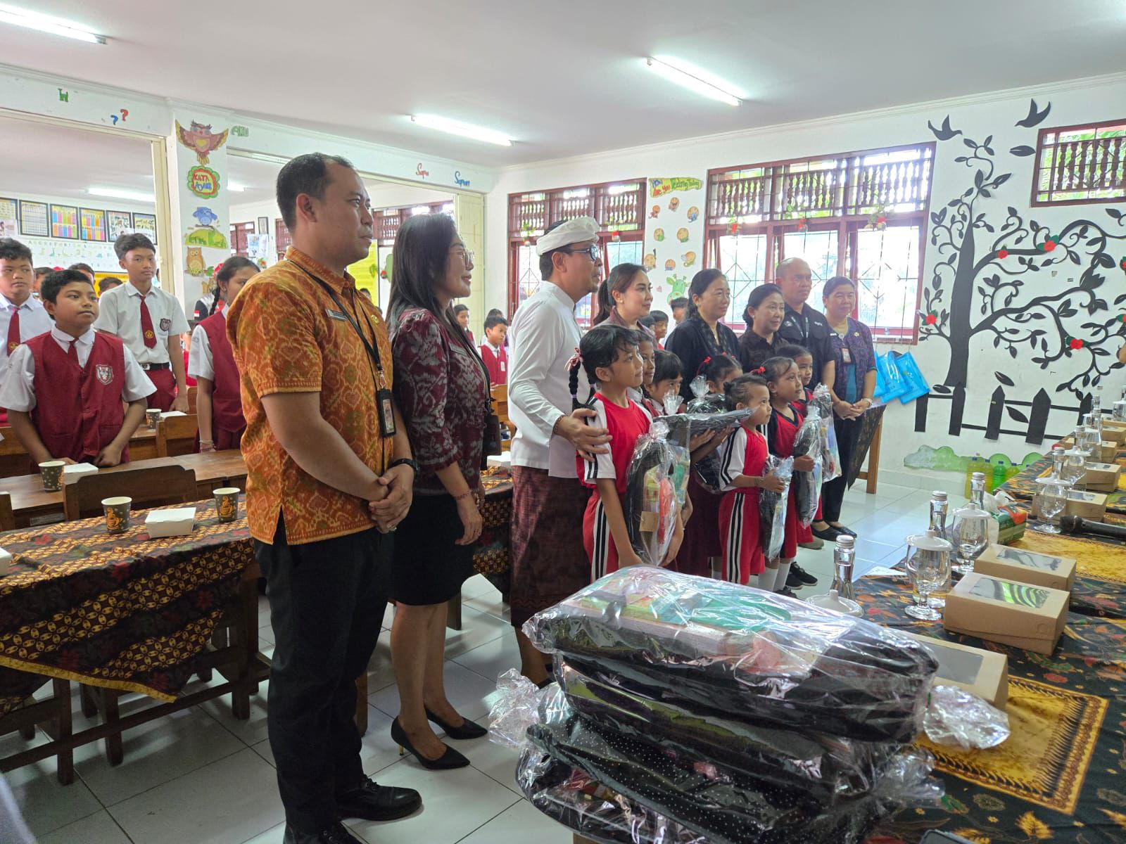 Penyerahan Bantuan Tas dan Alat Tulis untuk Siswa Terdampak Banjir di SDN 2 Dangin Puri