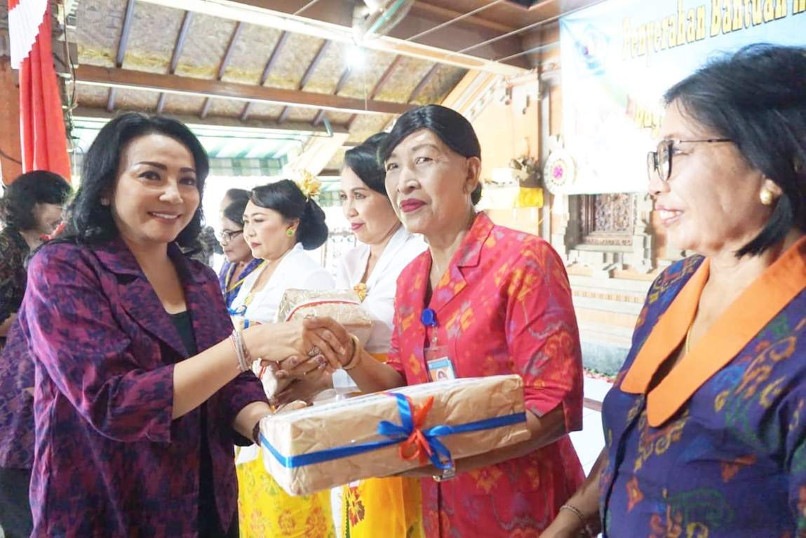 Bunda PAUD Selly Mantra Serahkan Bantuan APE