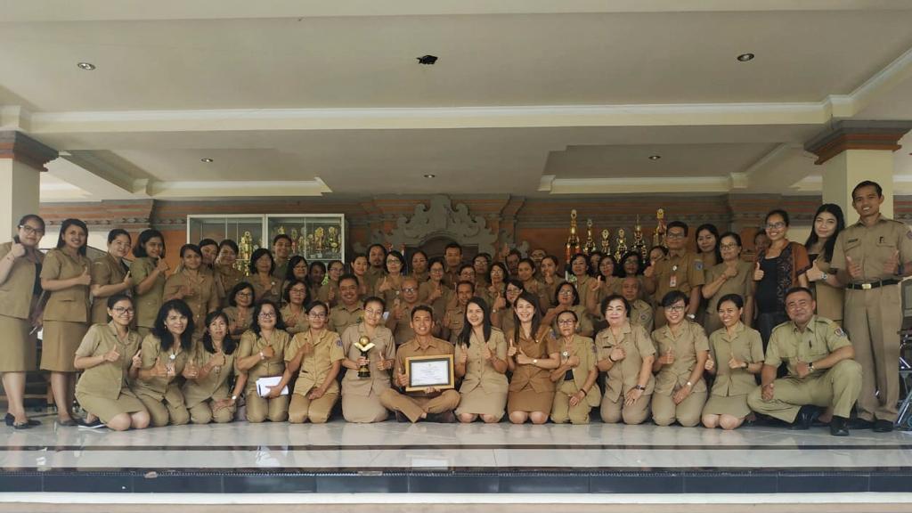 SMPN 8 Denpasar Raih Trofi Adiwiyata Mandiri