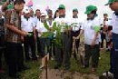 MENTERI LH BERSAMA WALIKOTA DAN WAWALIKOTA TANAM POHON DI SERANGAN