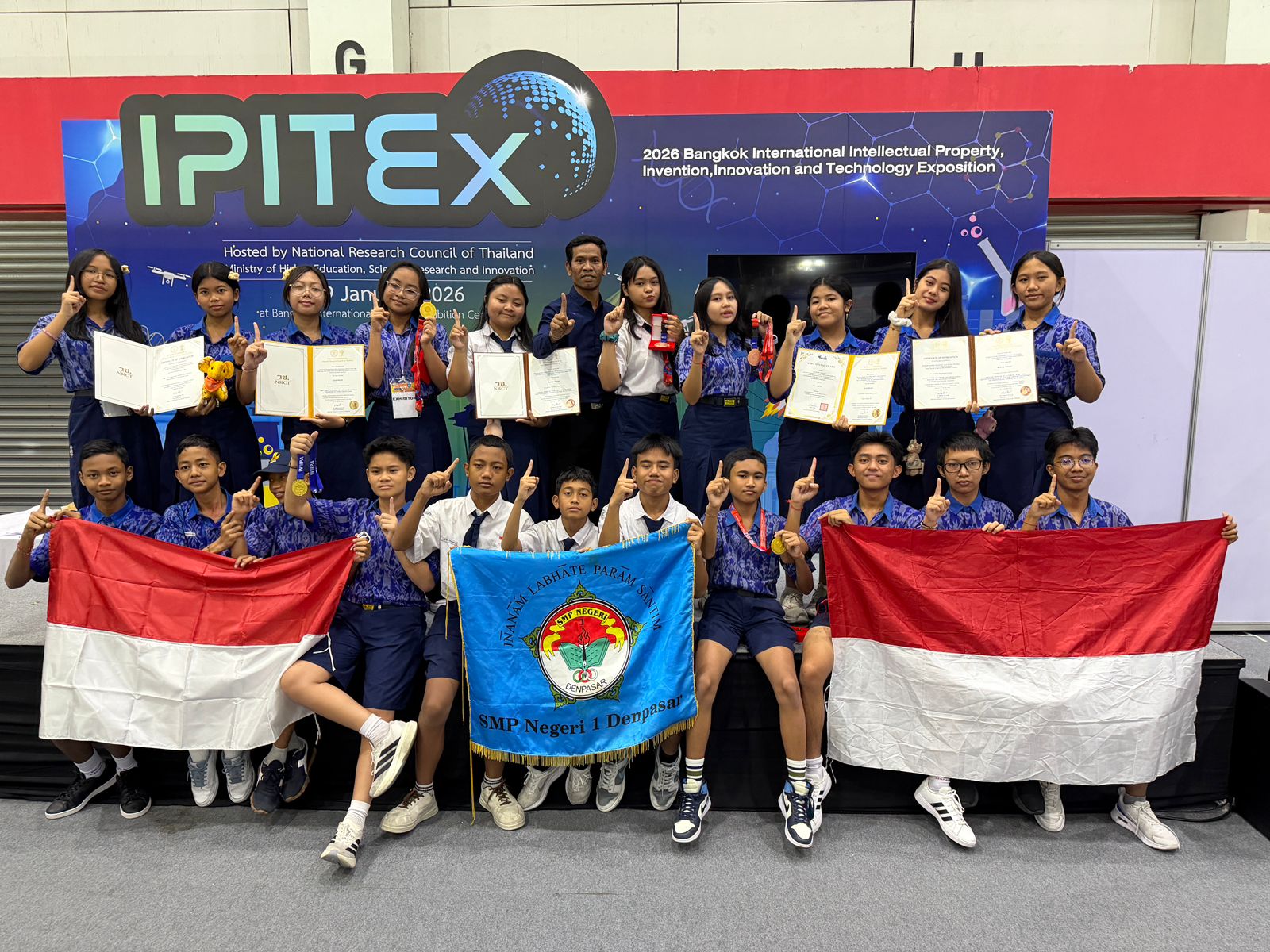 Tim KIR SMP Negeri 1 Denpasar Raih Dua Emas, Dua Perunggu dan Special Award di IPITEX Thailand 2026