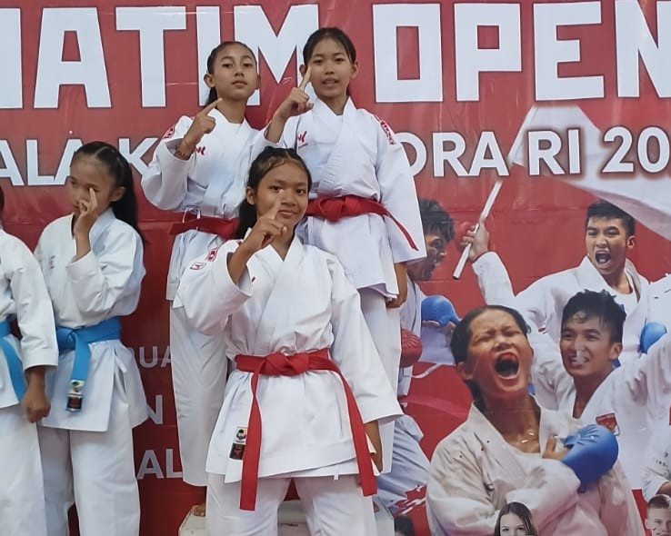 Murid SMPN 8 Denpasar Raih Juara I Kata Beregu di Open Turnamen Karate Nasional Piala Kemenpora RI 2026