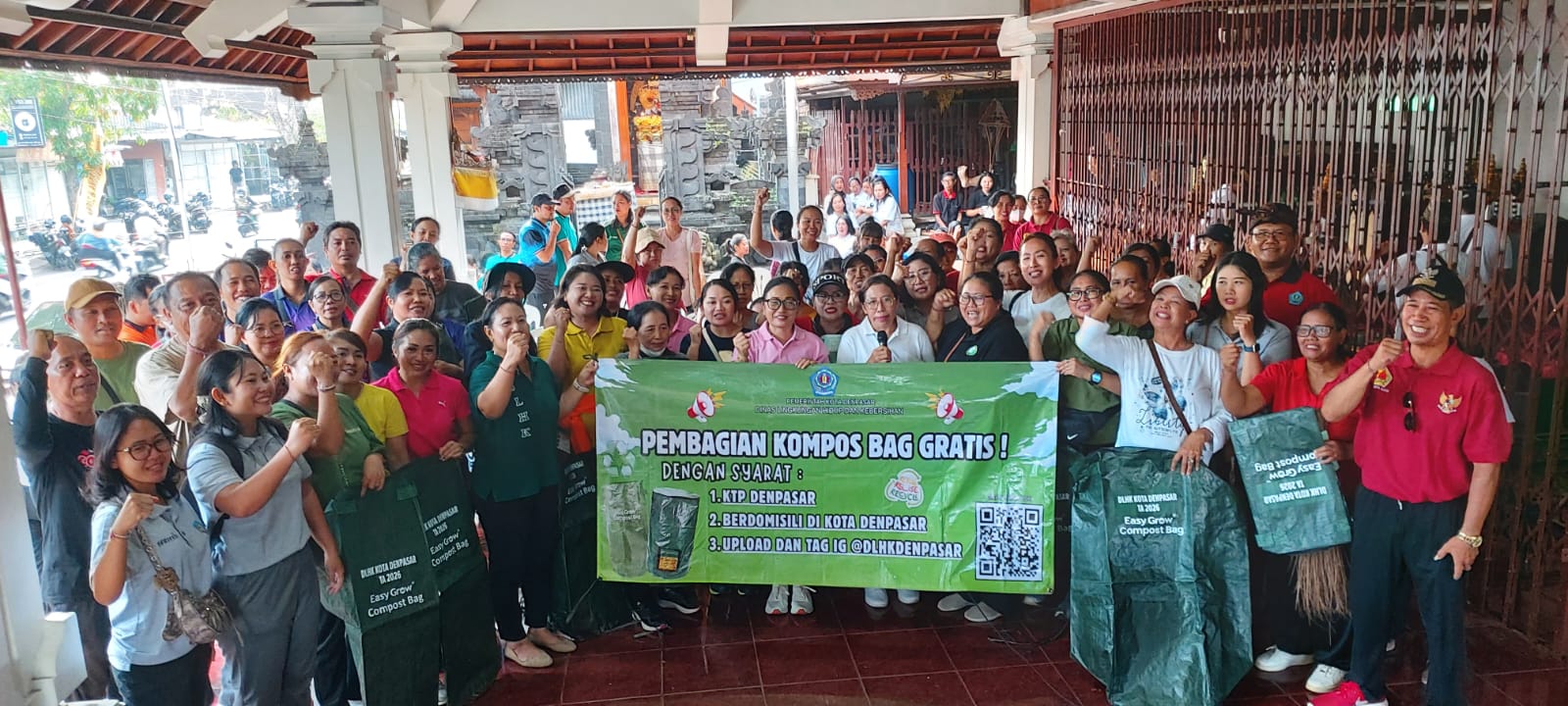 Disdikpora Denpasar Bagikan Compost Bag Gratis di Desa Sumerta Kauh