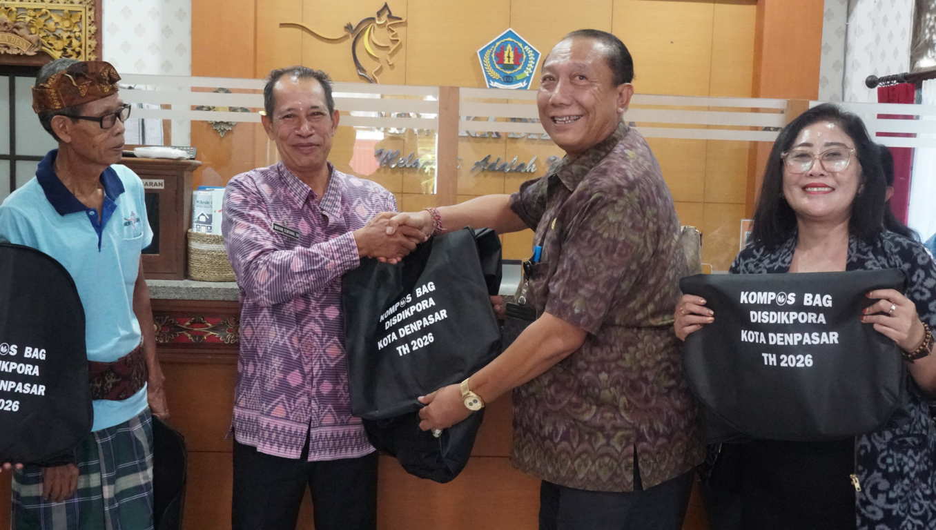 Disdikpora Denpasar Kembali Serahkan Compost Bag di Sumerta Kauh